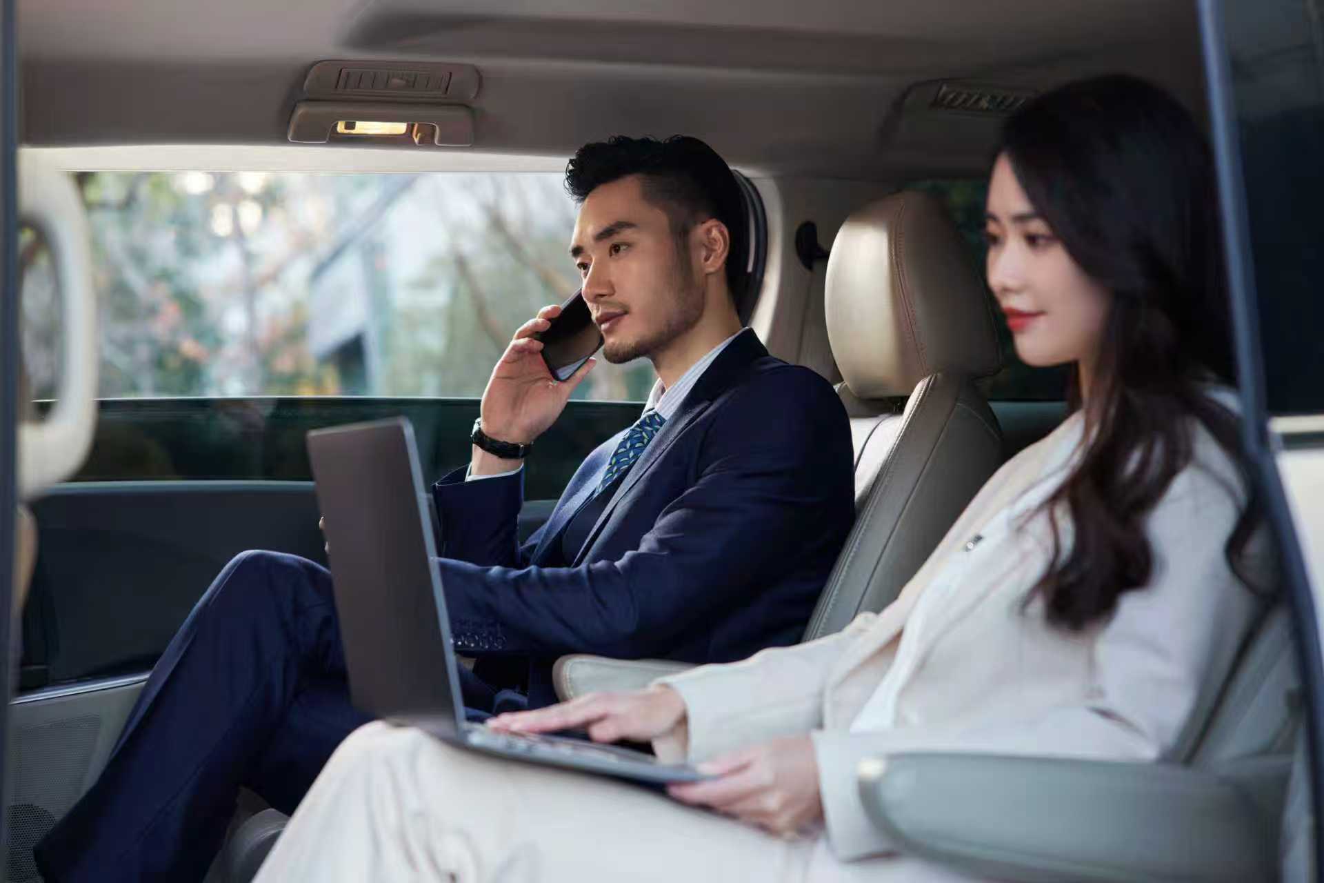 电话会议聆听专注的声音